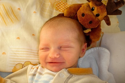Should a Newborn Sleep in a Bassinet Swing?